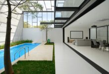 Nowa elegancka przestrzeń z basenem i komfortowym salonem w nowoczesnym domu. Idealne miejsce do relaksu, odpoczynku i spotkań w stylowym otoczeniu. Design i funkcjonalność w jednym miejscu.