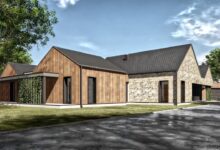 Nowoczesny dom jednorodzinny z elewacją z drewna i kamienia, architektura inspirowana naturą, ekologiczne rozwiązania, optymalna przestrzeń, ogród i podjazd, projekt na miarę Twoich potrzeb.