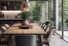 Nowe, eleganckie wnętrze jadalni w domu z dużymi szybami i widokiem na zieleń, zaprojektowane z dbałością o funkcjonalność i estetykę, idealne do spotkań rodzinnych i towarzyskich.