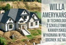 Nowoczesny dom z kanadyjskiej konstrukcji szkieletowej na placu budowy, w otoczeniu ziemi i zieleni, podkreśla innowacyjne podejście do budownictwa w Polsce.